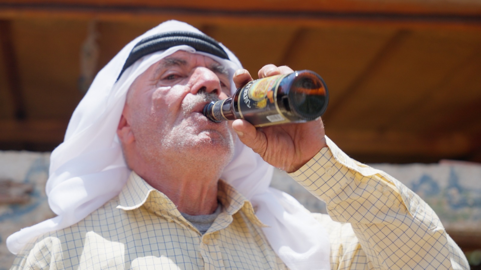 رجل في قرية تايبه يشرب بيرة محلية (مزود)
